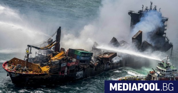 Товарен кораб превозващ тонове химикали потъна край западните брегове на