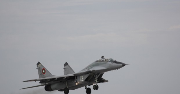 Втори ден продължава издирването на изчезналия военен пилот в Черно