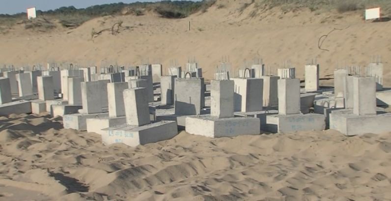 Бетонни пети на плаж "Смокини-север", върху които се монтират заведенията