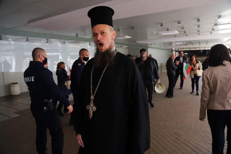 Протестиращи, начело с отец Дионисий, изгониха Фандъкова от наградите "Златно перо"