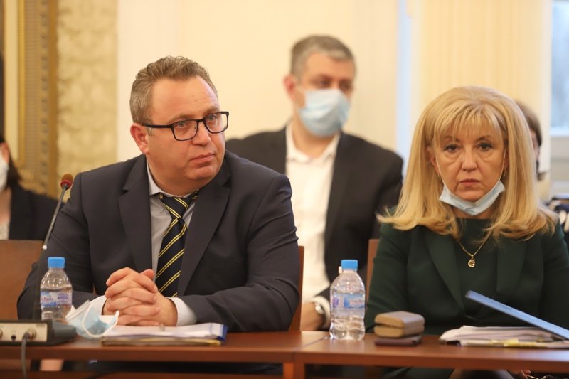 Шефът на "Автомагистрали" Стоян Беличев и бившият регионален министър Петя Аврамова на изслушването в парламента. Снимка: БГНЕС
