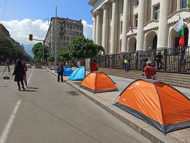 Протестни палатки пред входа на Съдебната палата в София