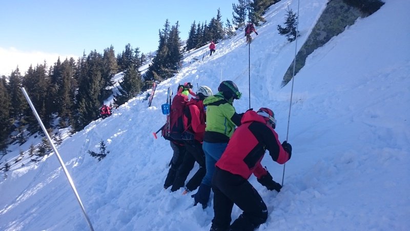 През март бяха направени няколко неуспешни опита за издирване на затрупания сноубордист. Сн. БГНЕС