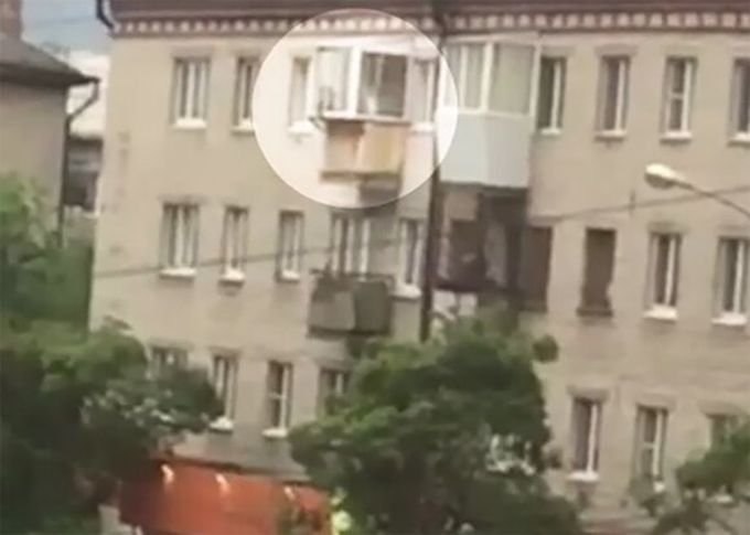 Мъж стреля от балкона си в Екатеринбург, бил силно пиян