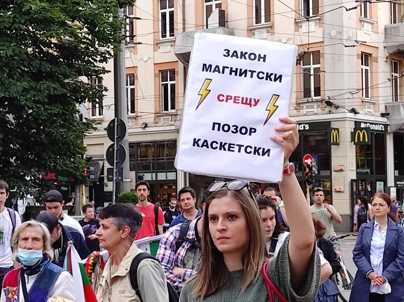 Протестът пред Съдебната палата събира подписи за оставката на Гешев (видео)