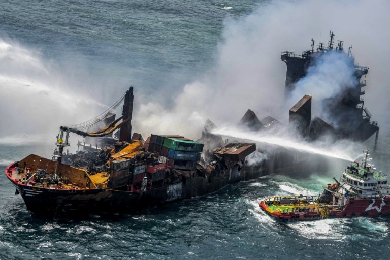 Потънал кораб с химикали предизвика екокатастрофа край бреговете на Шри Ланка