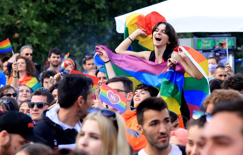 "София прайд" се провежда на фона на шествие "в защита на традиционното семейство"
