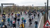Десетки хиляди колоездачи поискаха нови пътни правила в Берлин