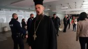 Протестиращи, начело с отец Дионисий, изгониха Фандъкова от наградите "Златно перо"