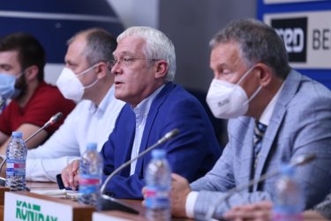 Управителят на НЗОК проф. Петко Салчев (в средата) със здравния министър Стойчо Кацаров и представители на фирмите разработчици