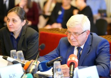Кирил Ананиев и заместничката му Жени Начева
