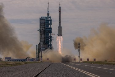 Китай изстреля първия тричленен екипаж до новата си космическа станция (видео)