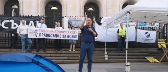 Протестът "Правосъдие без каскет" отново иска оставката на Иван Гешев (видео)