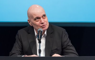 "Политико" за Слави: От "Шат на патката главата" до политик, който държи ключа към властта