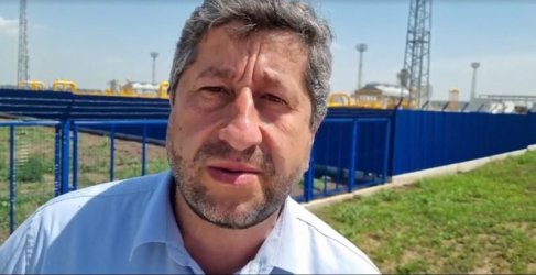 Христо Иванов пред компресорната станция "Расово"