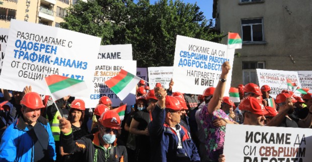 Служители на строителната компания “Артекс“ протестираха пред сградата на Министерството