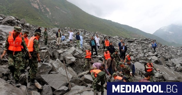 Около 20 души са обявени за безследно изчезнали след свличане