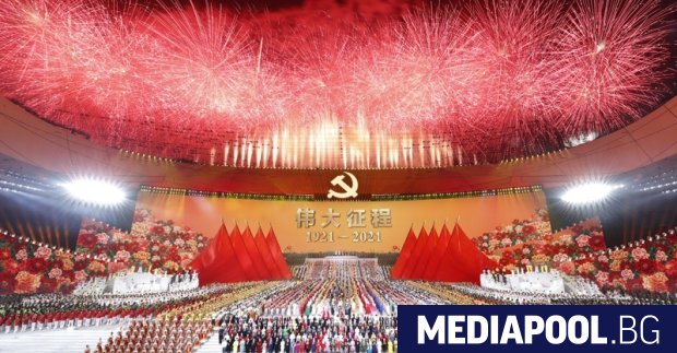 Китай организира грандиозен спектакъл в чест на стогодишнината от създаването