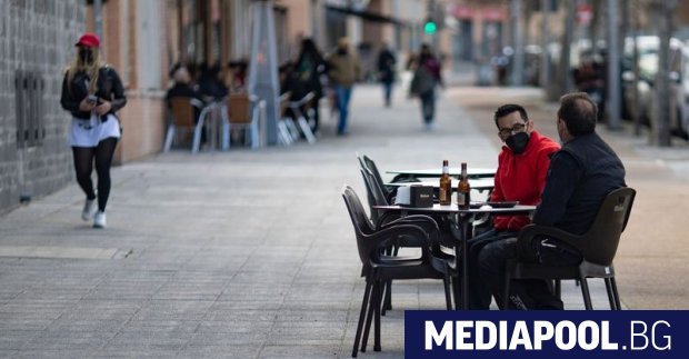 Испания е ваксинирала половината от 47 милионното си население с първа