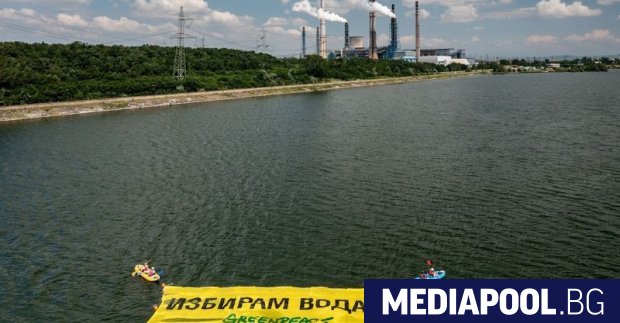 Активисти на природозащитната организация Грийнпийс – България влязоха с каяци
