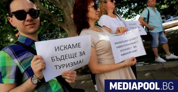 Обединение Бъдеще за туризма ОБТ организира протест пред Президентството във