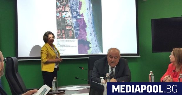 Дни след парламентарните избори на 4 април бившият екоминистър Емил