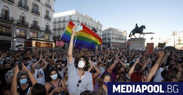Протестиращи излязоха по улиците на най-големите градове на Испания снощи,