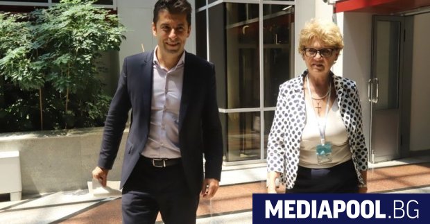 Министрите на икономиката и регионалното развитие Кирил Петков и Виолета