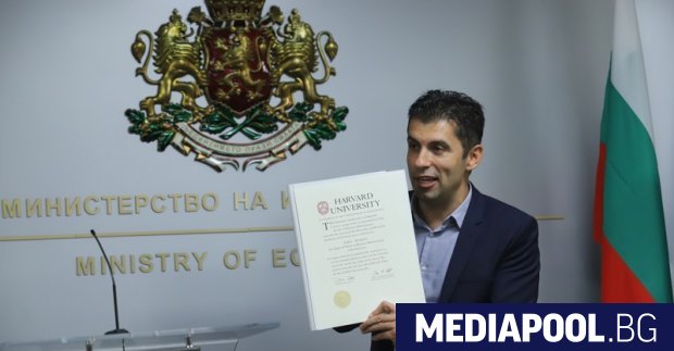 Министърът на икономиката Кирил Петков показа дипломата си по бизнес