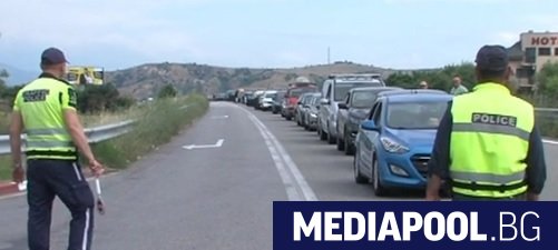 В неделя продължава опашката от автомобили на българи пътуващи за