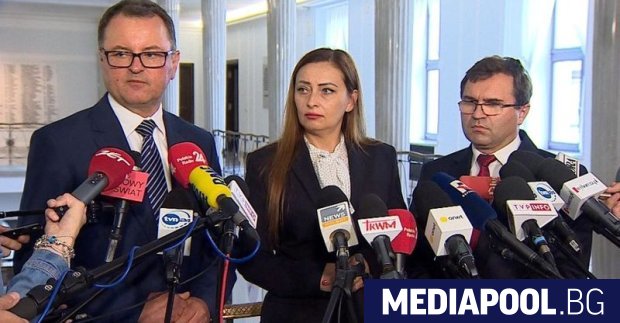 Трима депутати от управляващата в Полша партия Право и справедливост