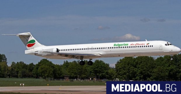 Самолет на компанията Бългериън еър чартър е кацнал аварийно в