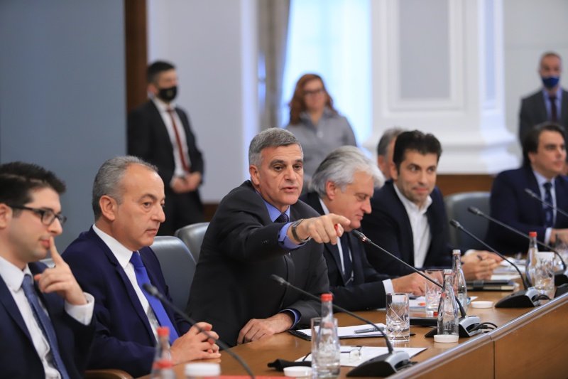 Янев (в средата) и министрите му отчетоха свършеното досега и плановете си до края на мандата, сн. БГНЕС 