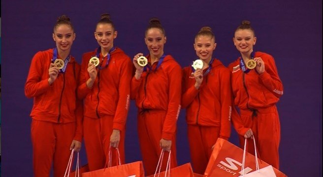 Ансамбълът със златния медал. Снимка: Българска федерация по художествена гимнастика