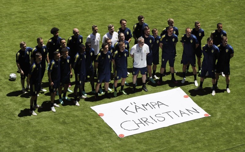 Шведски футболисти отправят молитвата си за възстановяването на Кристиян Ериксен с посланието: "Бори се, Кристиян". Снимка: ЕПА/БГНЕС