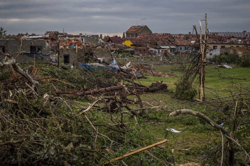 Торнадо удари Чехия, петима души са загинали
