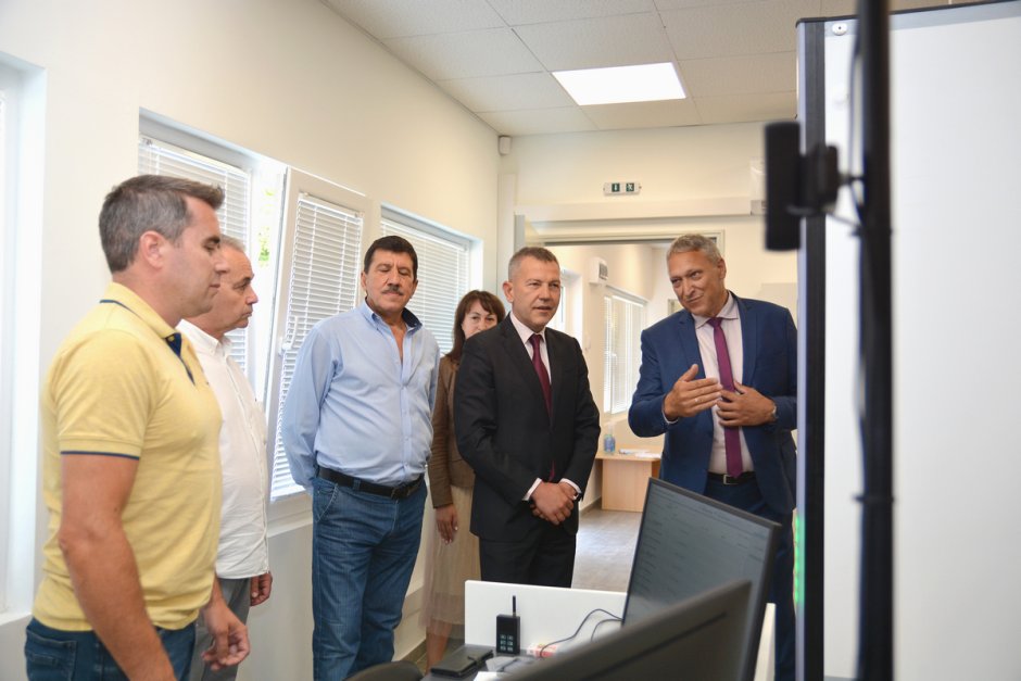 Министърът на транспорта Георги Тодоров разглежда новата зала за изпит на шофьорите