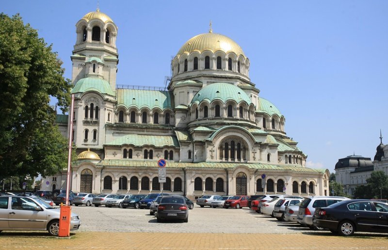 Градският парламент на София закри депутатския паркинг до "Александър Невски"