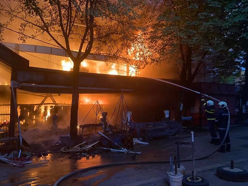 Пожар унищожи част от централния пазар в Перник