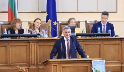 Стефан Янев говори от парламентарната трибуна, сн. БГНЕС