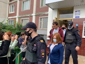 Роман Доброхотов (в средата)