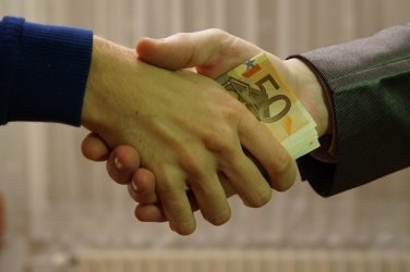 Лондон наложи санкции за мащабна корупция на петима чужденци