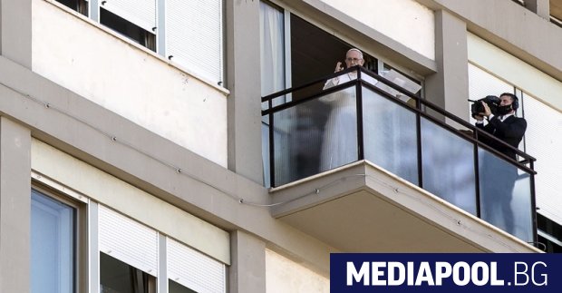 Папа Франциск излезе на балкона на болница Джемели за традиционната