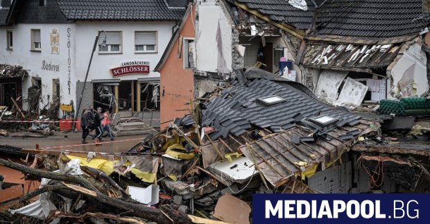 Броят на жертвите на наводненията в Западна Германия нарасна на