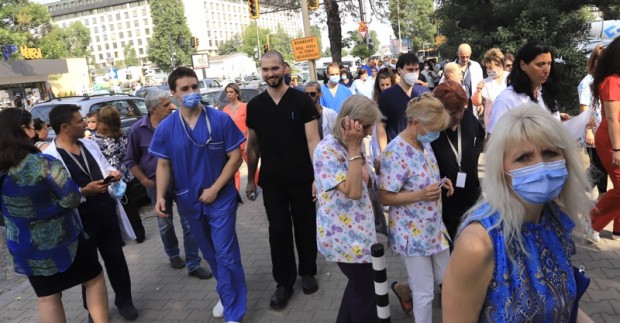 Лекари и служители на болница Пирогов отново излязоха на протест