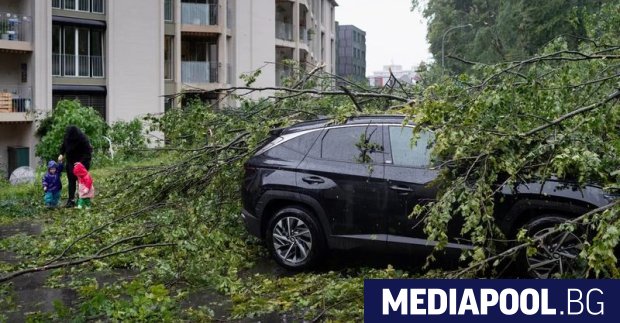 Гръмотевична буря с пороен дъжд причини наводнения и транспортен хаос