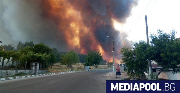 Голям пожар избухна в сряда следобед край хисарското село Старосел