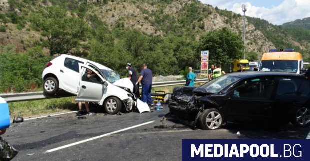 Тежка катастрофа с ранени в Кресненското дефиле затвори главния път