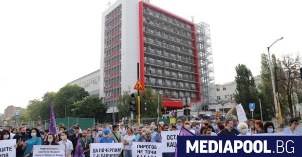 За пореден ден служители на Пирогов излязоха на протест в