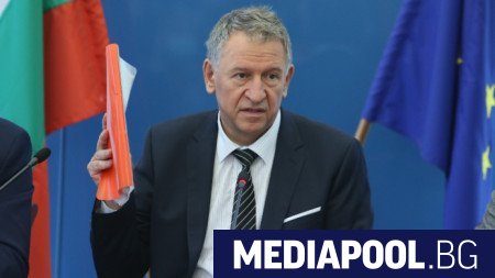 Националната здравноосигурителна каса НЗОК отделни лекари и сестри както